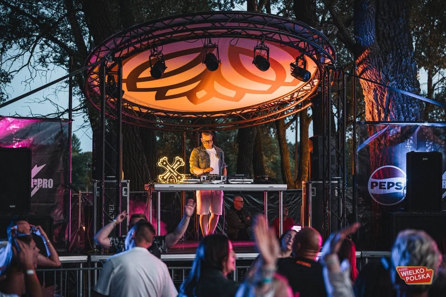 DJ Lopez na scenie Garden Festival Wronki — plener, okrągły daszek nad konsolą